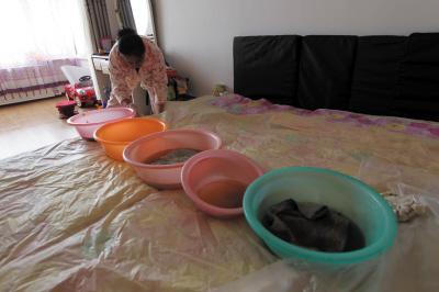 龙山楼上漏水，住户失联，小区没物管，业主维权难！律师来支招……